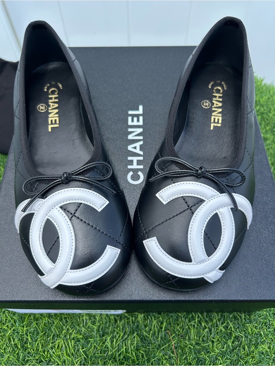 CHANEL Shoes - CHANEL CAMBON COCO BEACH 2026M BALLET FLATS BLACK LEATHER LARGE WHITE CC LOGO 38